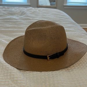 Beige woven hat